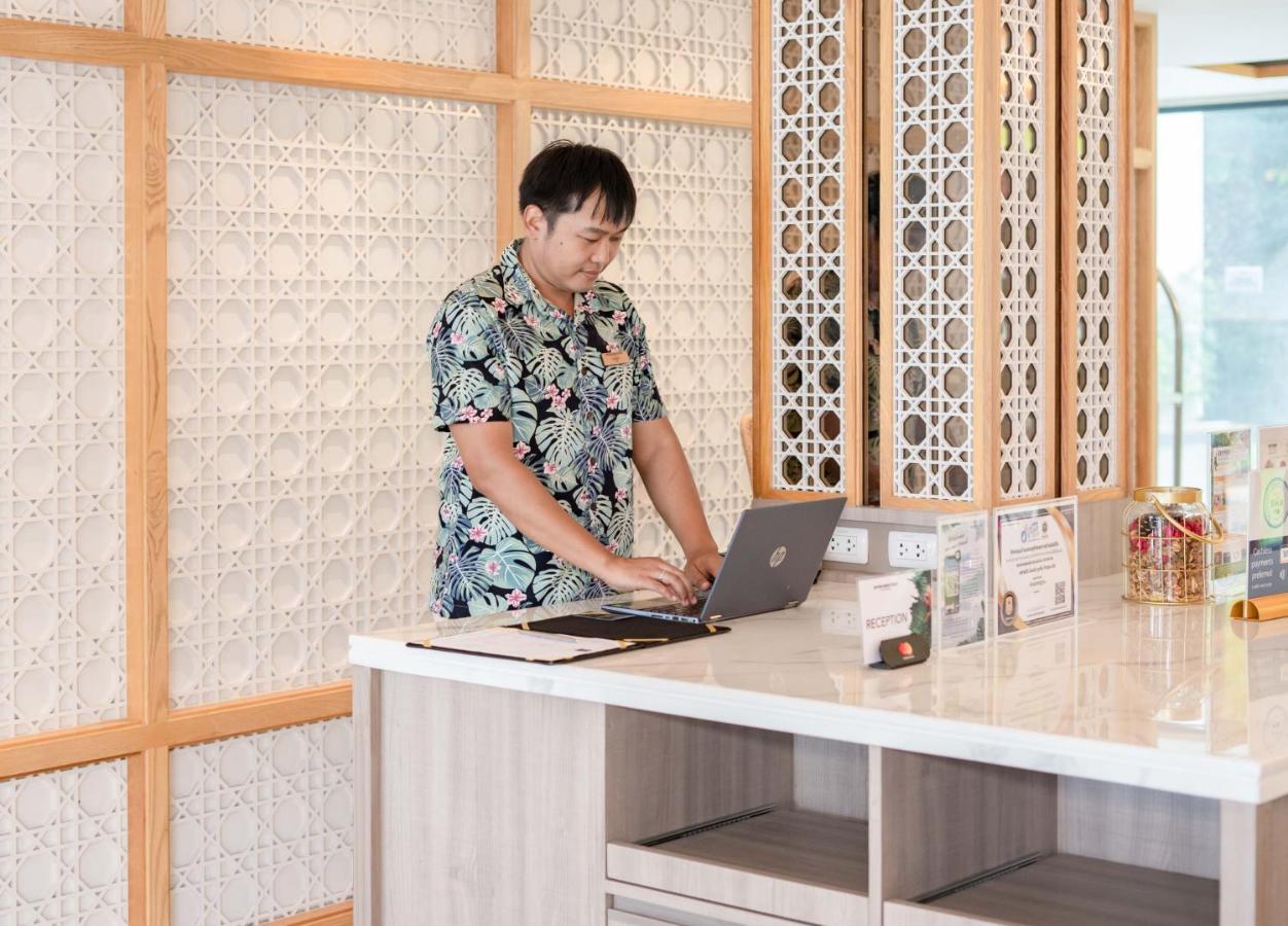 Skyview Resort Phuket Patong Beach Ngoại thất bức ảnh A student working at the library