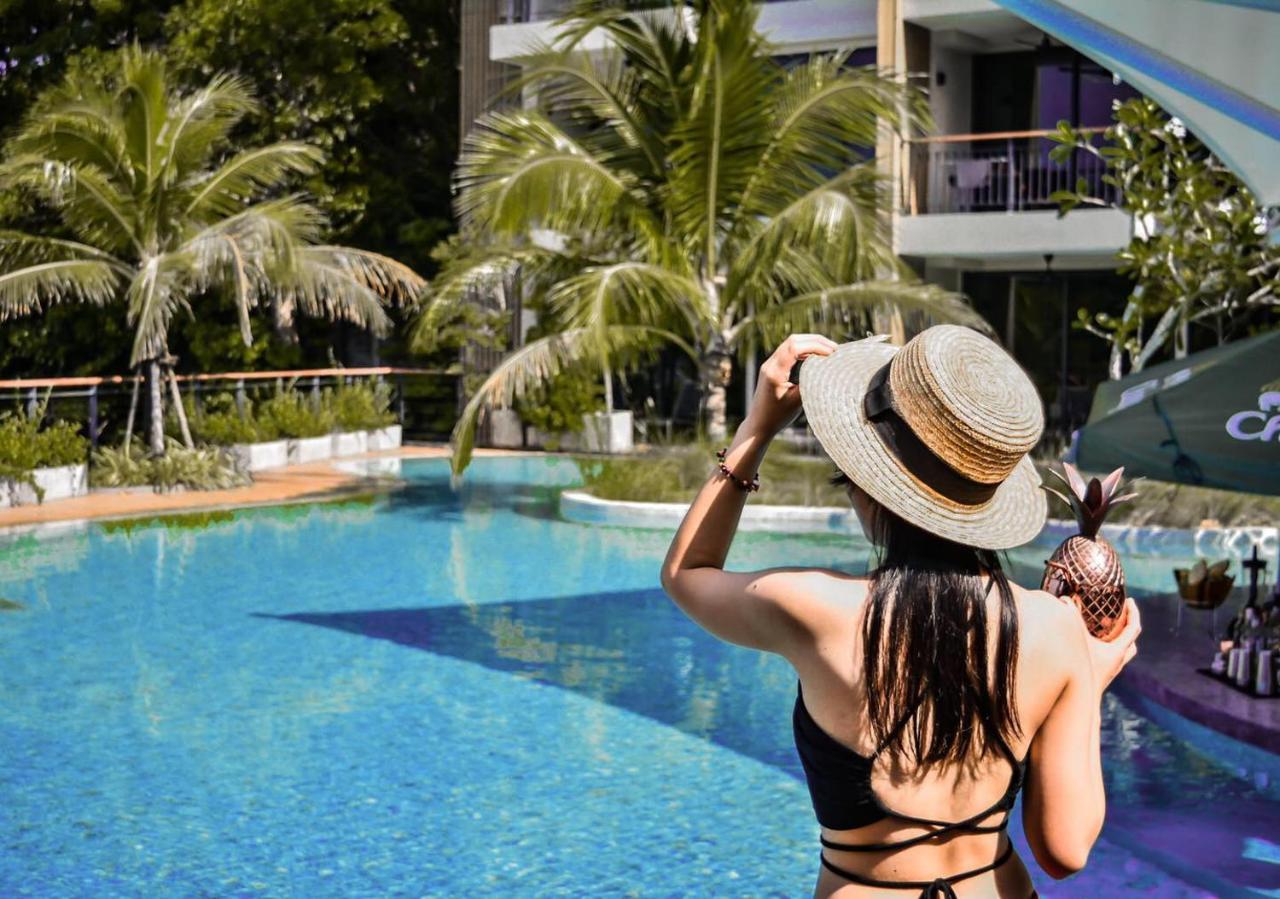 Skyview Resort Phuket Patong Beach Ngoại thất bức ảnh A woman at a pool