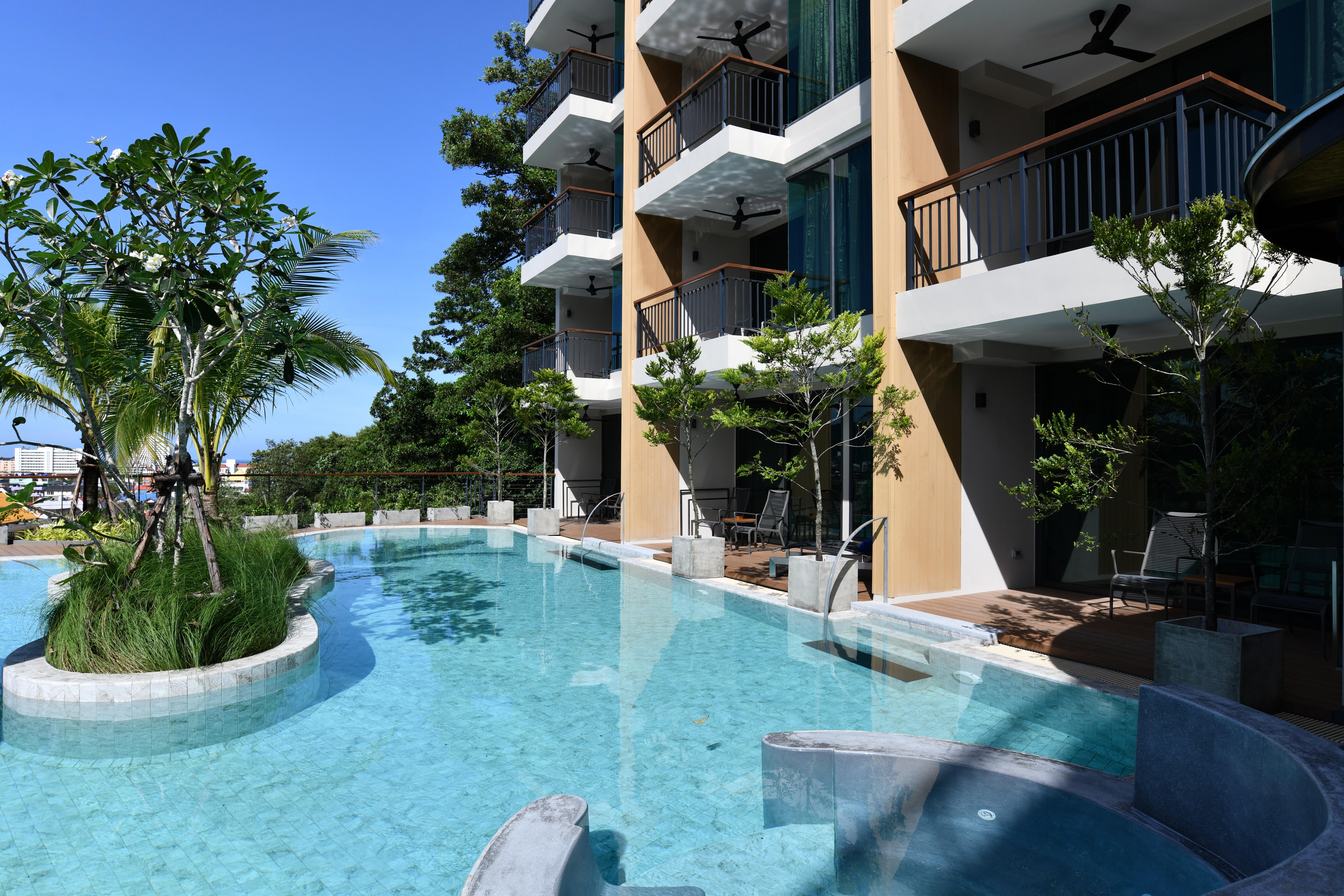 Skyview Resort Phuket Patong Beach Ngoại thất bức ảnh The swimming pool at the hotel