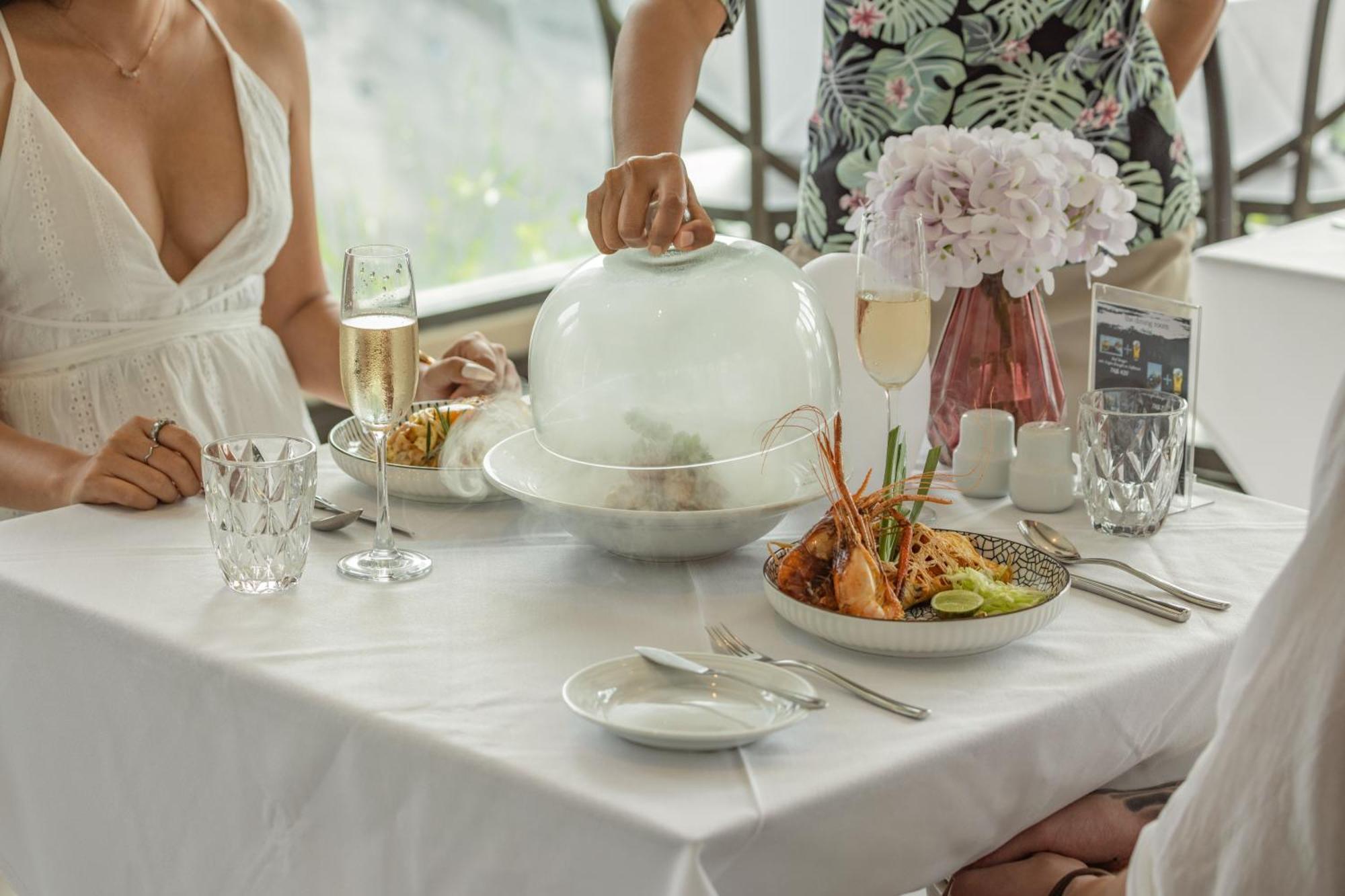 Skyview Resort Phuket Patong Beach Ngoại thất bức ảnh A restaurant in the Maldives