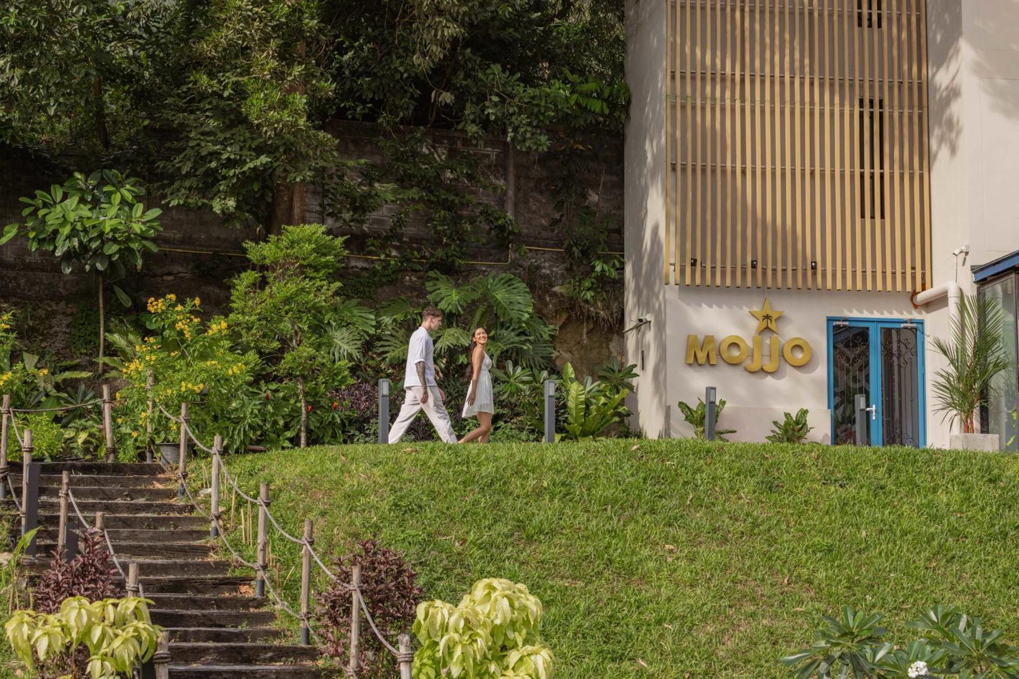 Skyview Resort Phuket Patong Beach Ngoại thất bức ảnh The entrance to the MoJo