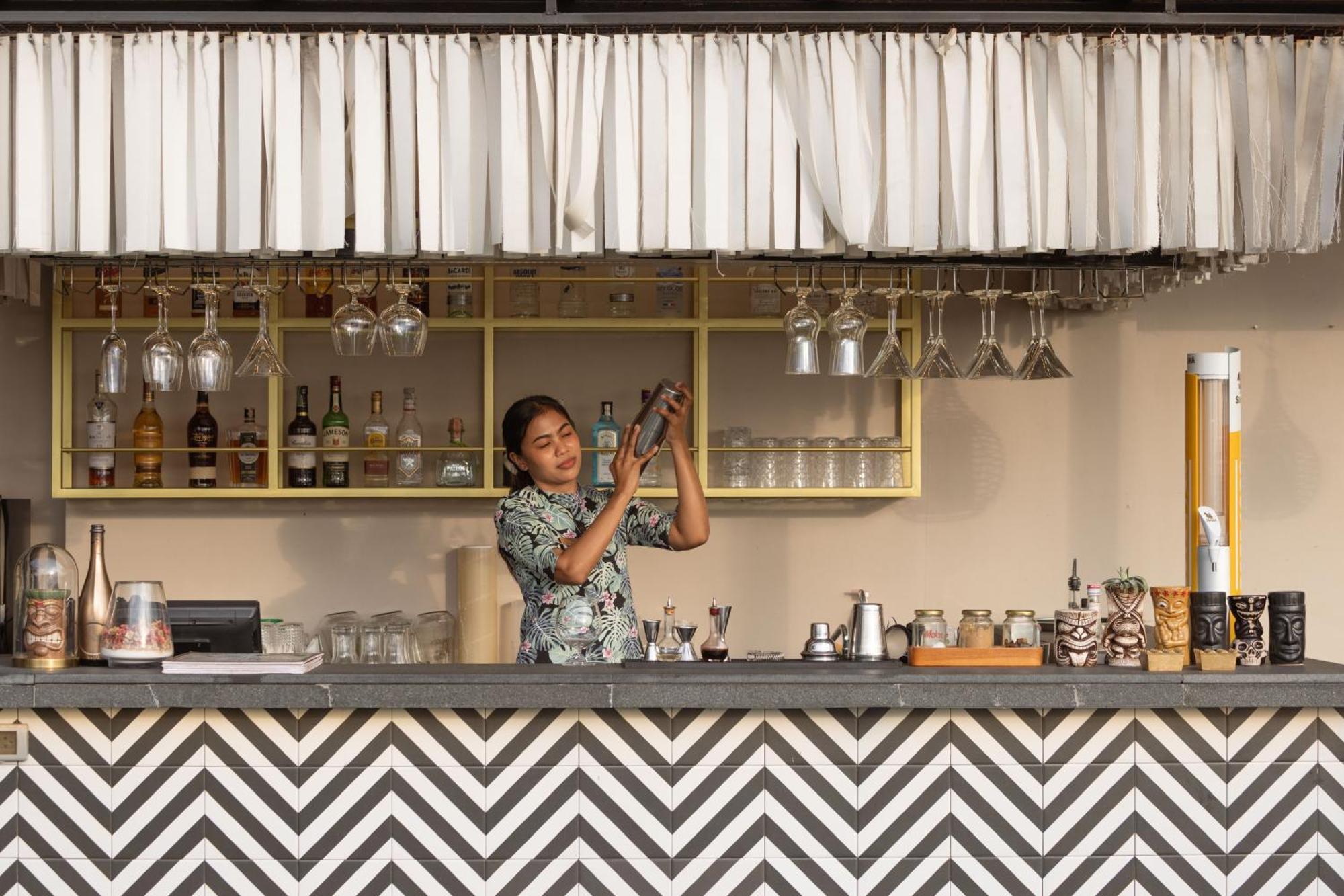 Skyview Resort Phuket Patong Beach Ngoại thất bức ảnh A bartender at work