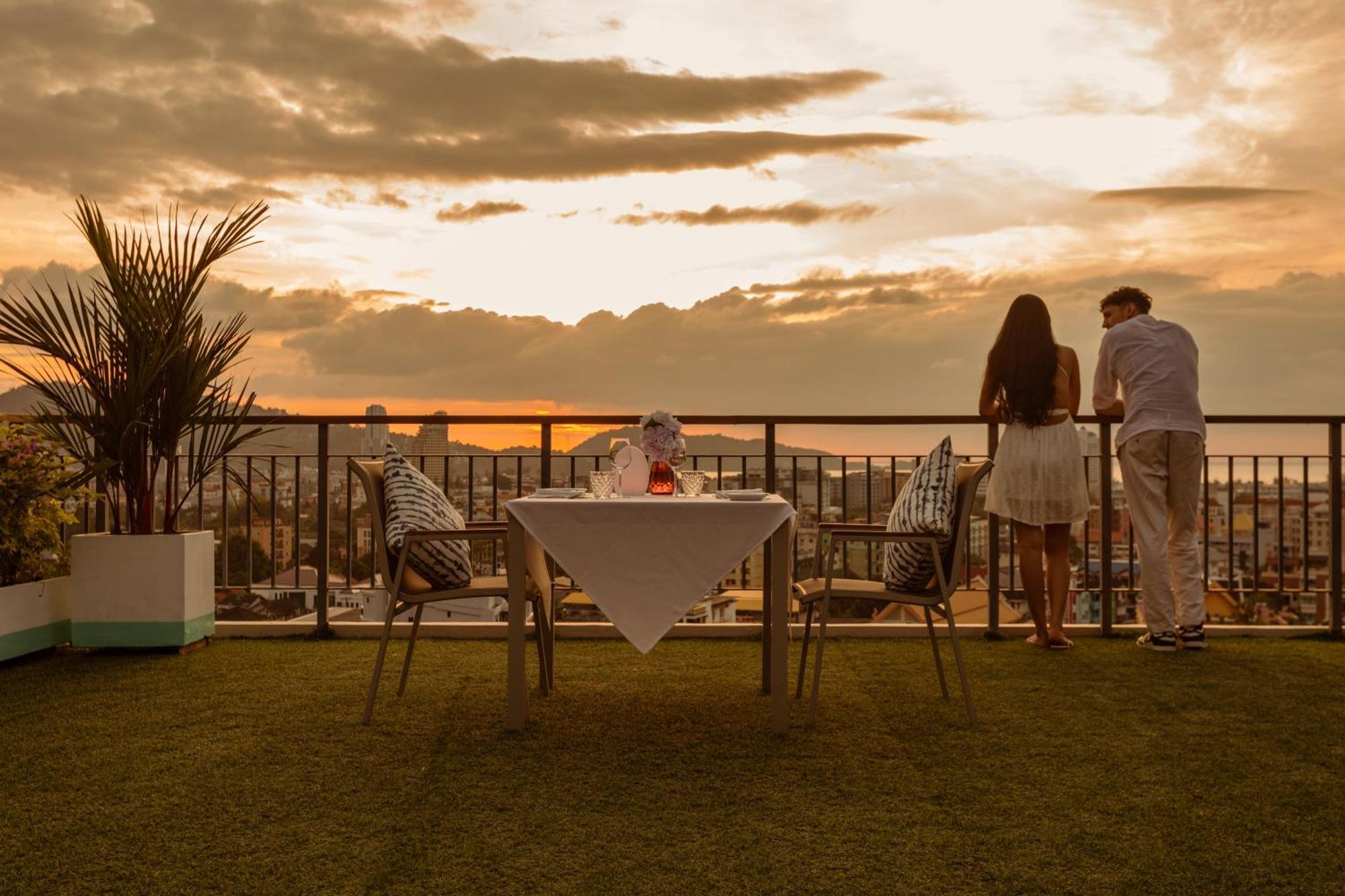 Skyview Resort Phuket Patong Beach Ngoại thất bức ảnh Rooftop bar