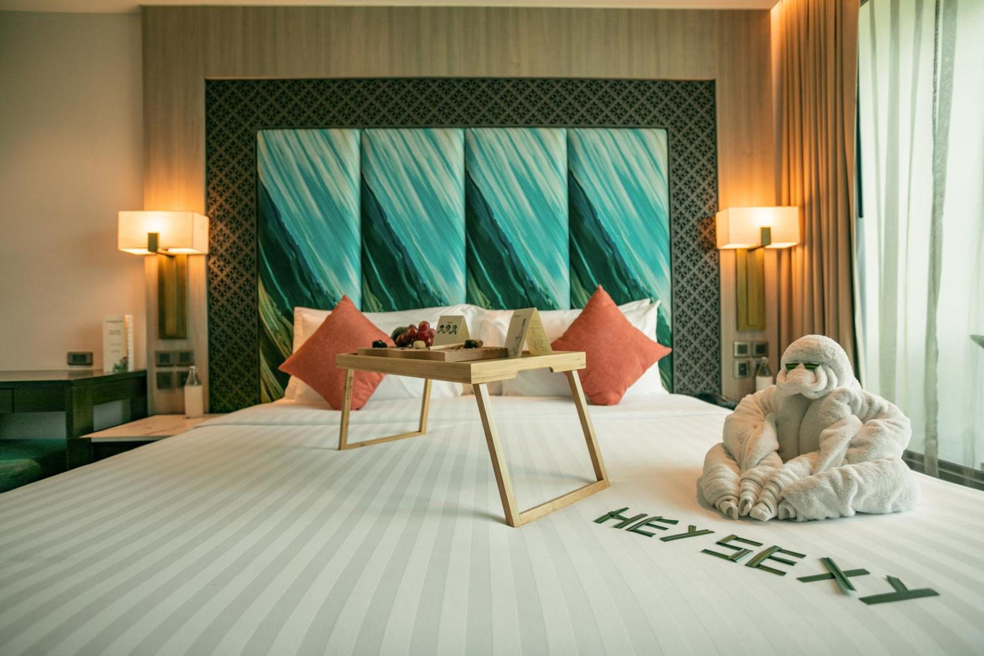 Skyview Resort Phuket Patong Beach Ngoại thất bức ảnh A bedroom at the hotel