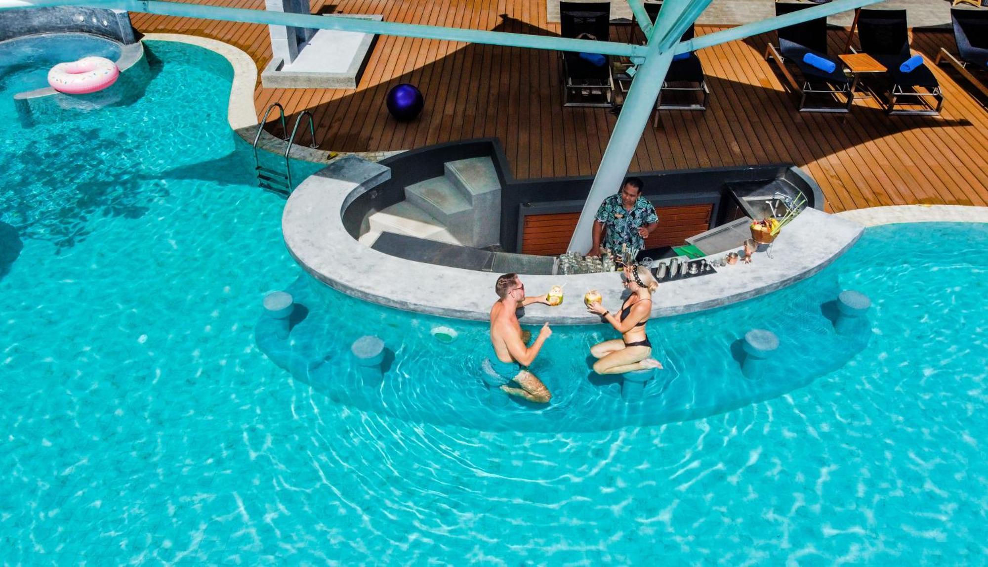 Skyview Resort Phuket Patong Beach Ngoại thất bức ảnh The swim-up bar at the hotel
