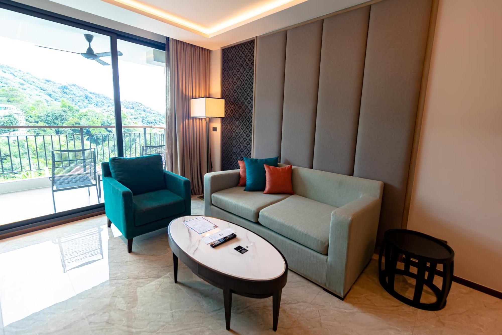 Skyview Resort Phuket Patong Beach Ngoại thất bức ảnh Living room of a suite